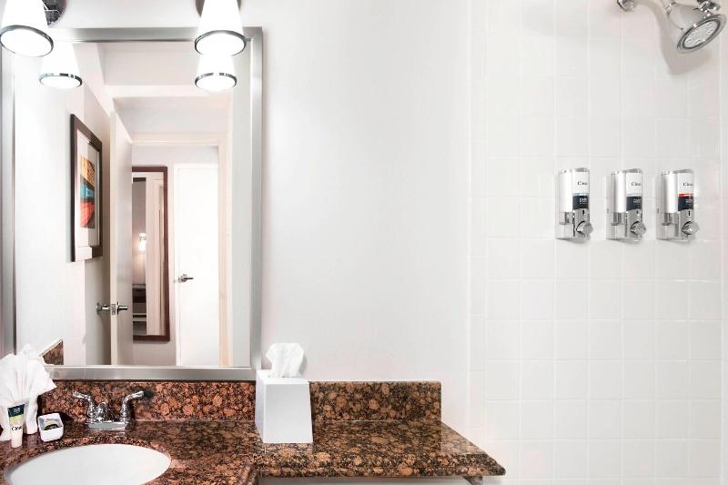 带大床的标准间, Four Points By Sheraton Kansas City Airport