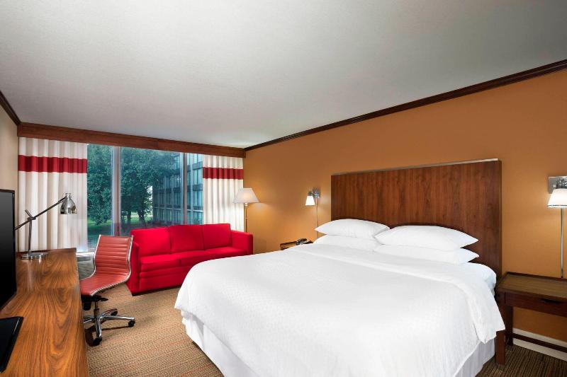 带大床的标准间, Four Points By Sheraton Kansas City Airport