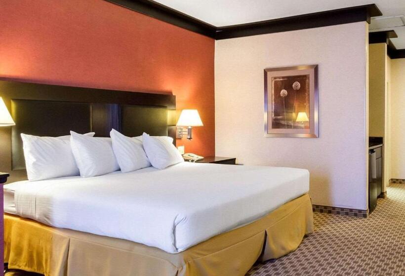 Люкс с гидромассажем, Quality Inn & Suites Oakwood Village   Cleveland South