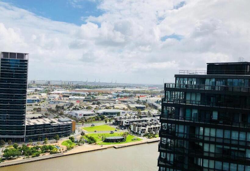 2 Bedrooms Apartment City View, Winston Apartments Docklands