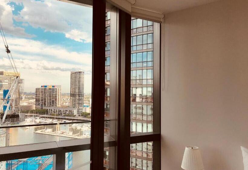 2 Bedrooms Apartment River View, Winston Apartments Docklands