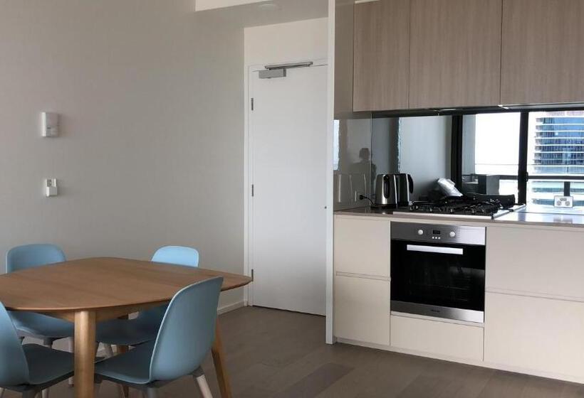 2 Bedrooms Apartment River View, Winston Apartments Docklands