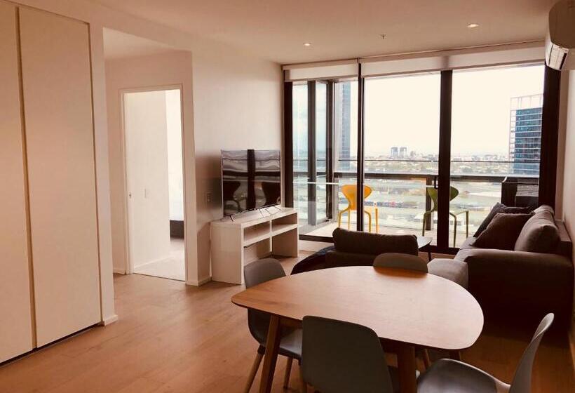 2 Bedrooms Apartment River View, Winston Apartments Docklands