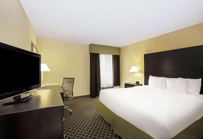 Люкс Кровать Кинг, La Quinta Inn & Suites By Wyndham Salina
