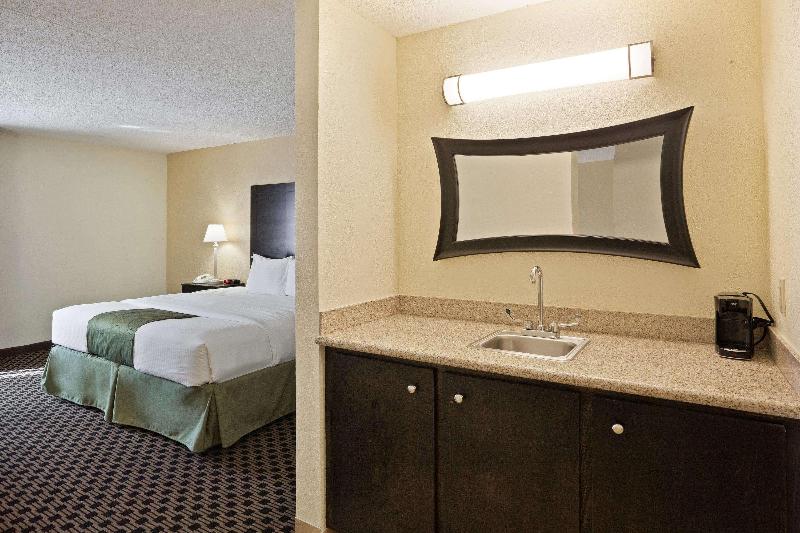 Номер Стандарт, La Quinta Inn & Suites By Wyndham Salina