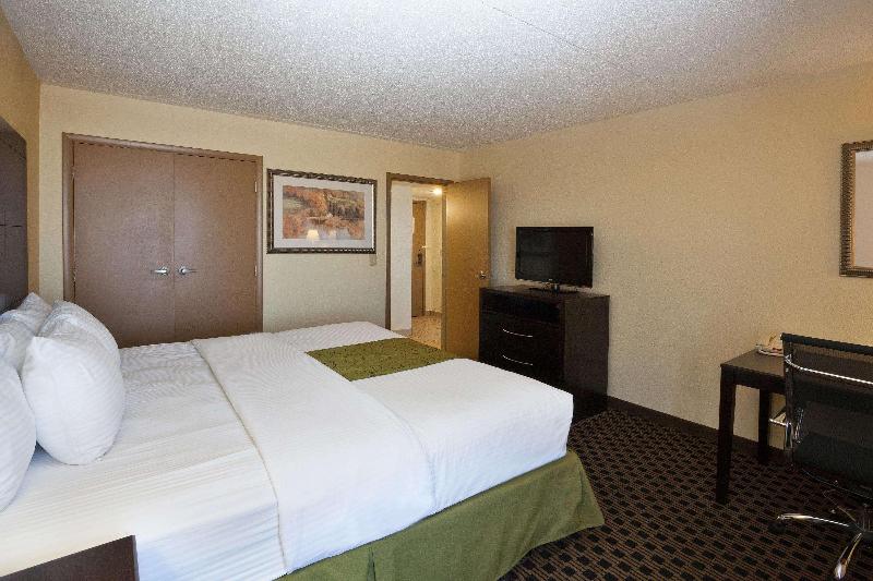 Люкс Кровать Кинг, La Quinta Inn & Suites By Wyndham Salina