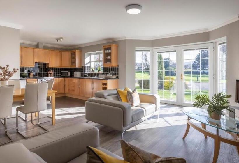 דירת שני חדרים, The Gleneagle River Apartments