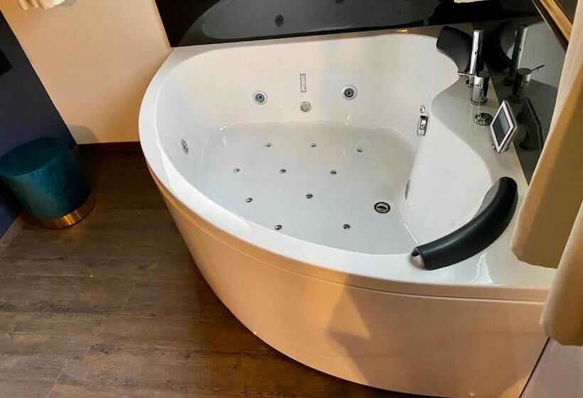 سوئیت با وان آب گرم, Salon Boyer