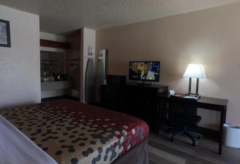 מיטת קינג בסוויטה, Econo Lodge Inn & Suites Downtown Northeast Near Fort Sam Houston