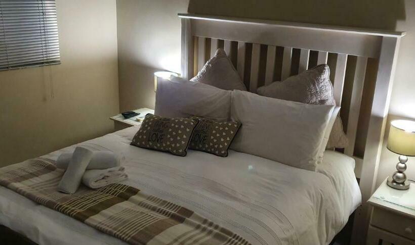 اتاق استاندارد با چشم‌انداز باغ, Falling Waters Guest House