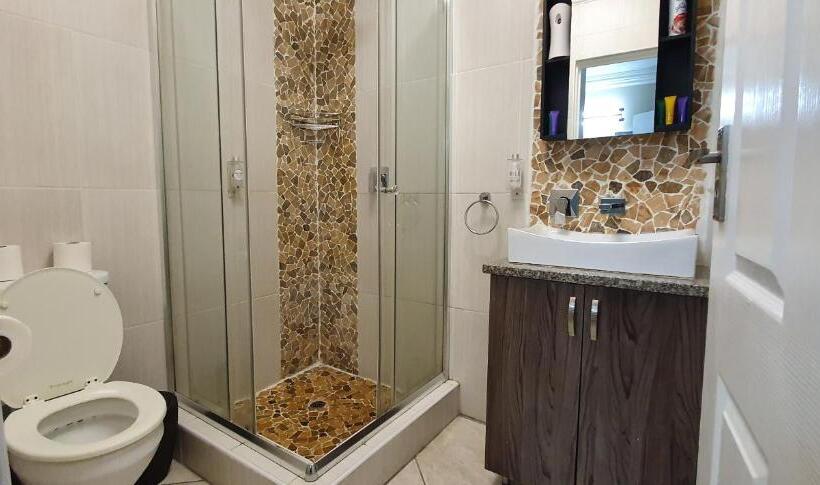 اتاق خانوادگی با چشم‌انداز دریا, Falling Waters Guest House