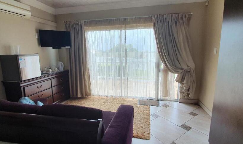 اتاق خانوادگی با چشم‌انداز دریا, Falling Waters Guest House