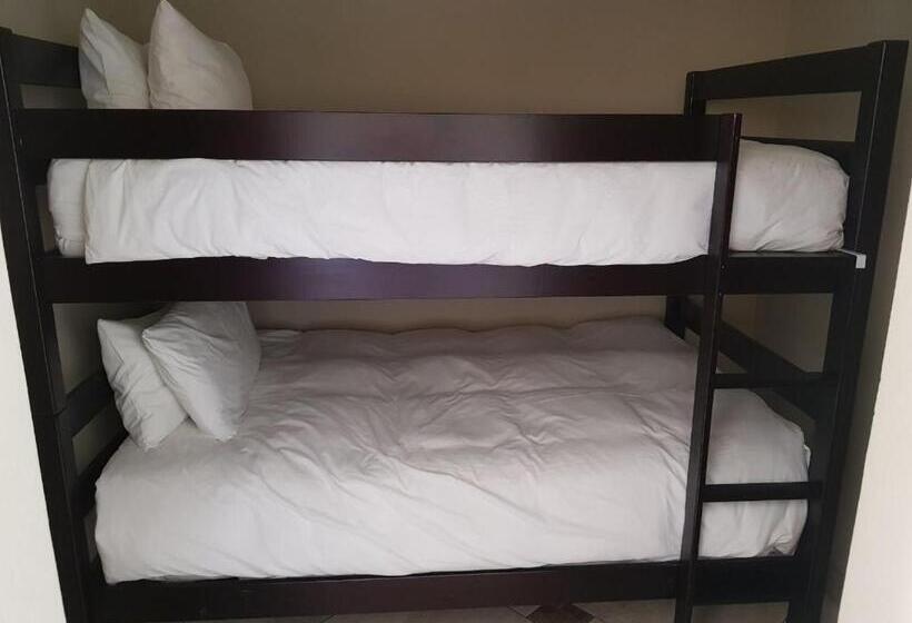 اتاق خانوادگی با چشم‌انداز باغ, Falling Waters Guest House