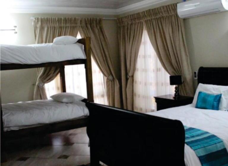 اتاق خانوادگی با چشم‌انداز باغ, Falling Waters Guest House