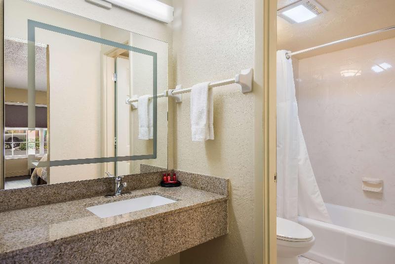 Номер Стандарт, Surestay Hotel By Best Western Sarasota Lido Beach