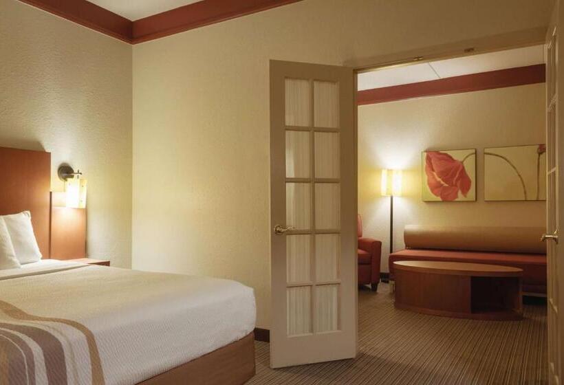 מיטת קינג בסוויטה, La Quinta By Wyndham Atlanta Ballpark/galleria