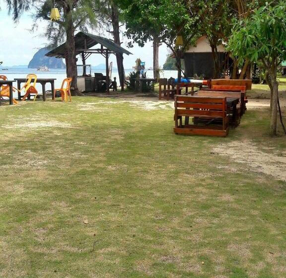 스탠다드 방갈로, Koh Ngai Seafood