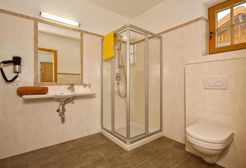 Quarto Estandar, Andis Almdorf