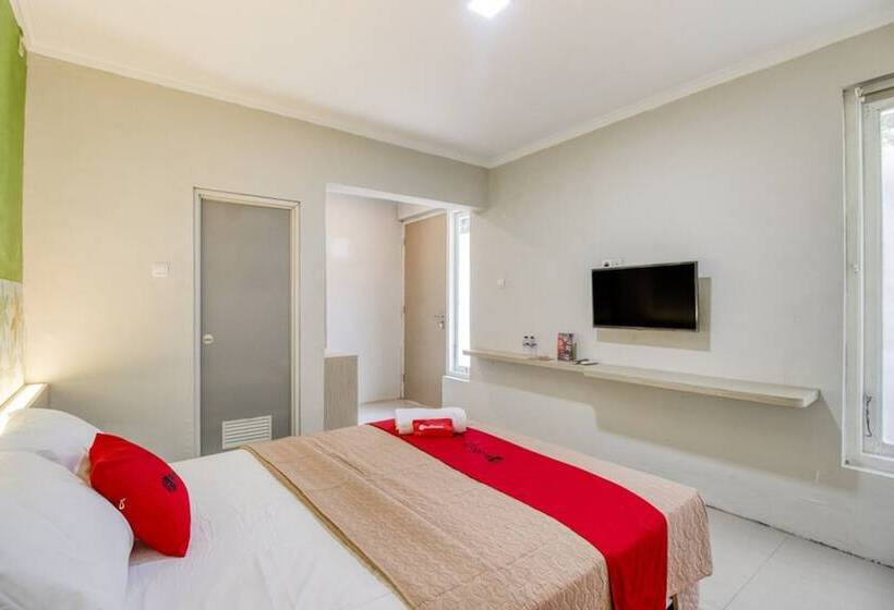Номер Deluxe, Reddoorz Near Malioboro Tugu Station Jogja 2