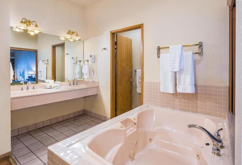 Люкс с гидромассажем, The Pines Resort & Conference Center