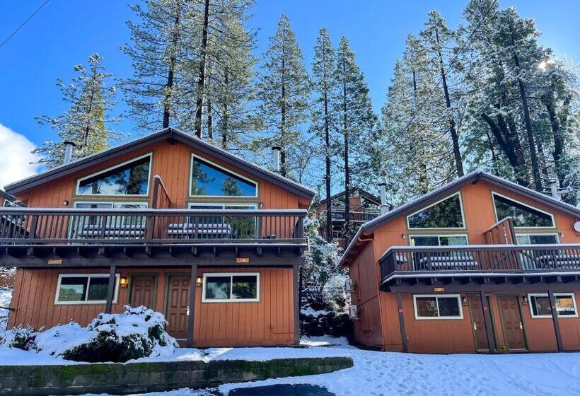 Номер Deluxe, The Pines Resort & Conference Center