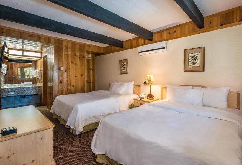 Номер Deluxe, The Pines Resort & Conference Center