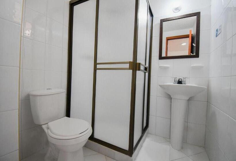 غرفة قياسية ثلاثية, Toledo Plaza