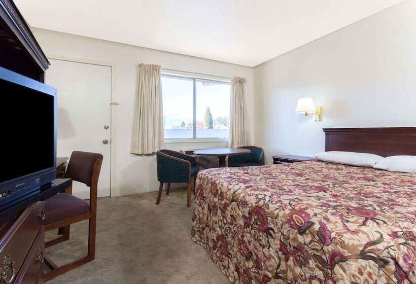 Номер Deluxe, Knights Inn   Baker City