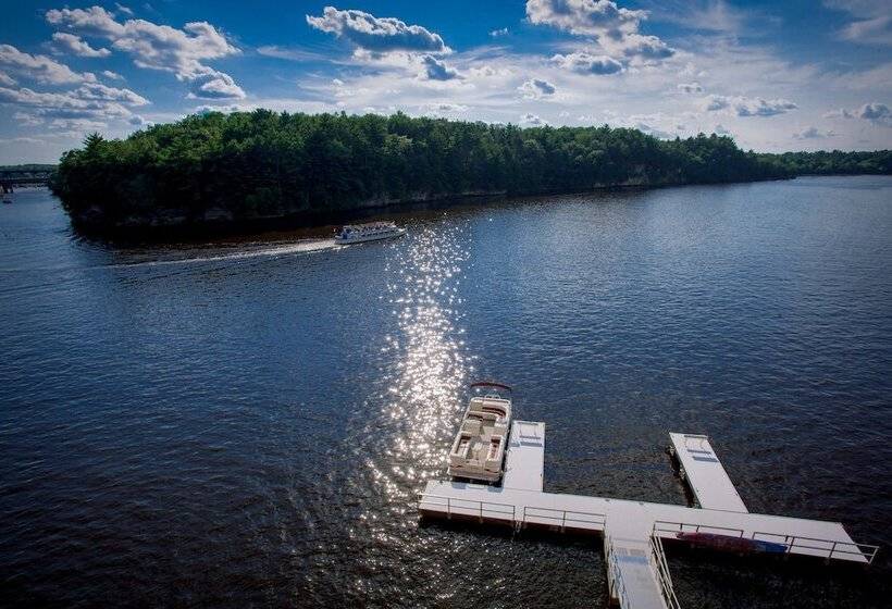Люкс Вид на Реку, The Vue Boutique Hotel & Boathouse