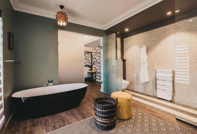 سوییت جونیور, The Feather Hill Boutique