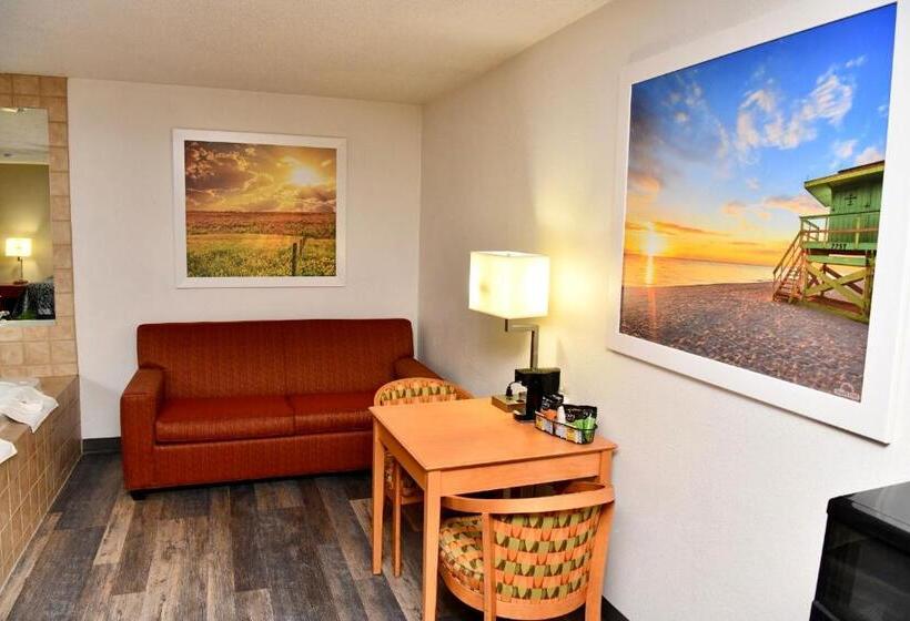 스위트 킹사이즈 침대, Days Inn & Suites By Wyndham Kaukauna Wi
