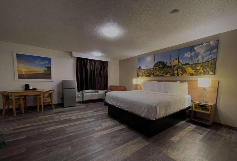 스위트 킹사이즈 침대, Days Inn & Suites By Wyndham Kaukauna Wi