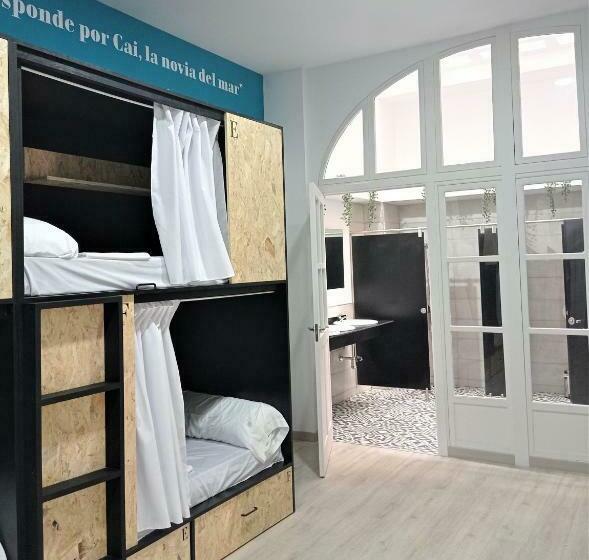 تختخواب در اتاق مشترک, Planeta Cadiz Hostel