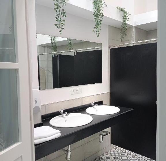تختخواب در اتاق مشترک, Planeta Cadiz Hostel