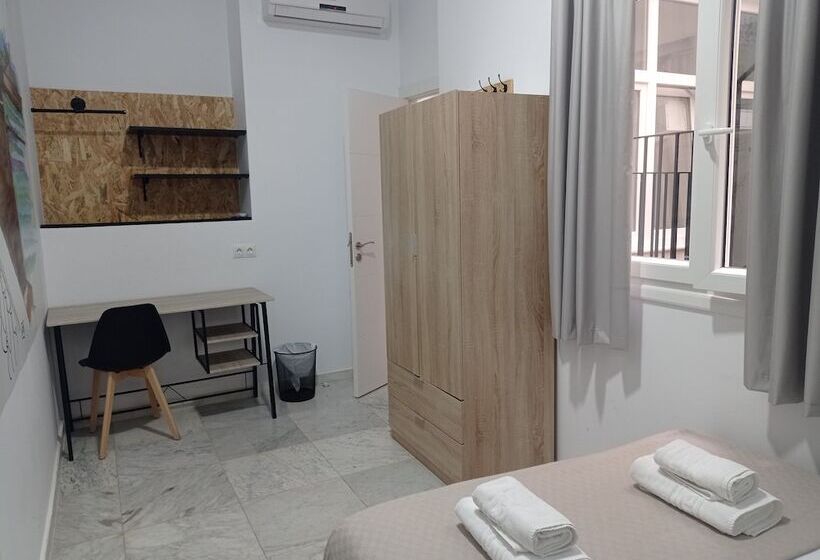 اتاق اکونومی, Planeta Cadiz Hostel