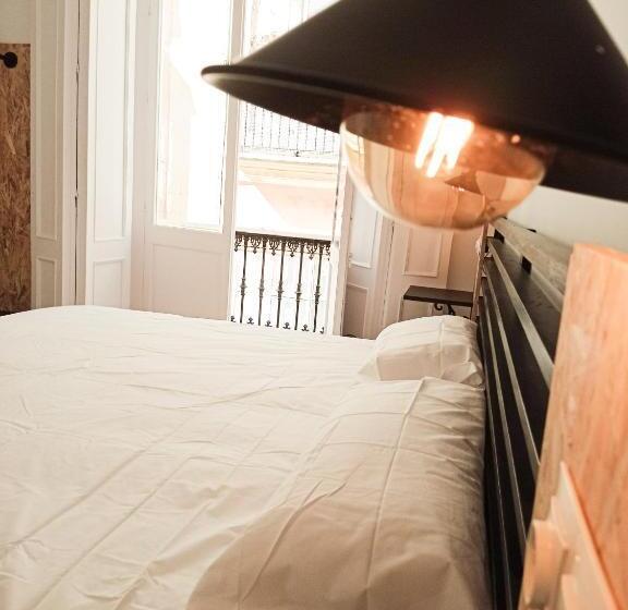 اتاق لوکس با بالکن, Planeta Cadiz Hostel