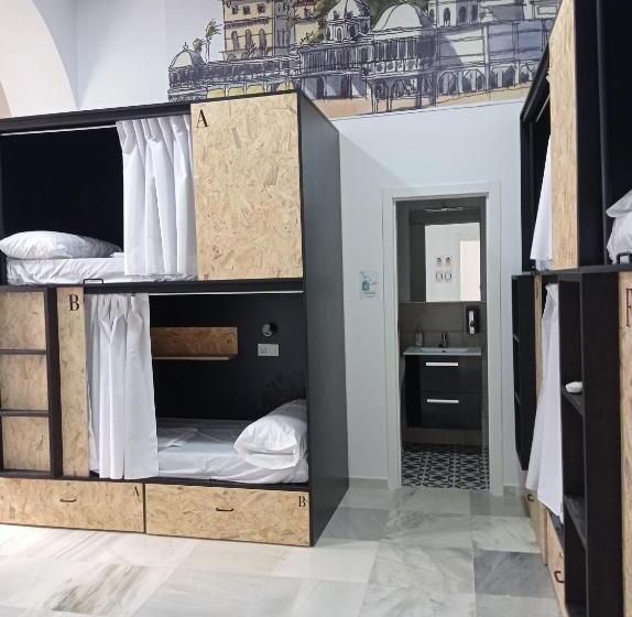 تختخواب در اتاق مشترک, Planeta Cadiz Hostel
