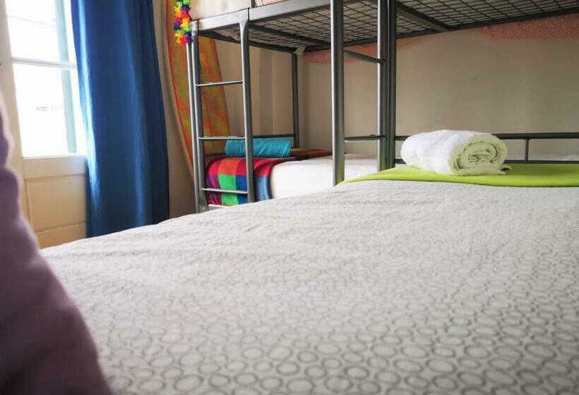 تختخواب در اتاق مشترک, Caparica Surf Villa