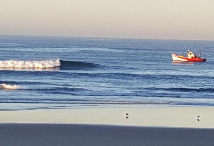 تختخواب در اتاق مشترک, Caparica Surf Villa