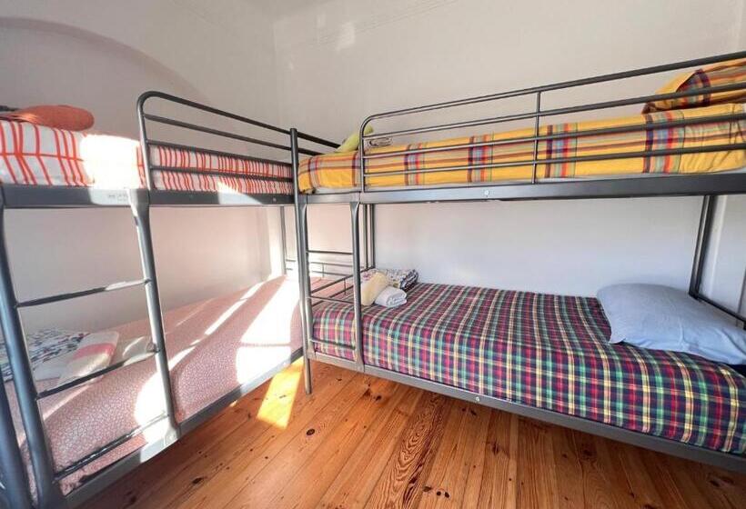 تختخواب در اتاق مشترک, Caparica Surf Villa