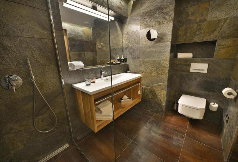 سوییت جونیور, Grand Hotel Hradec