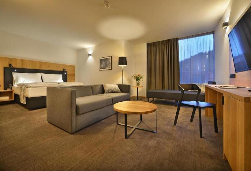 سوییت جونیور, Grand Hotel Hradec