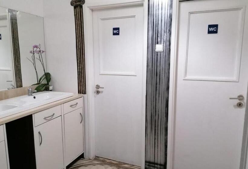 اتاق استاندارد چهار تخته, Chiado Open World Hostel