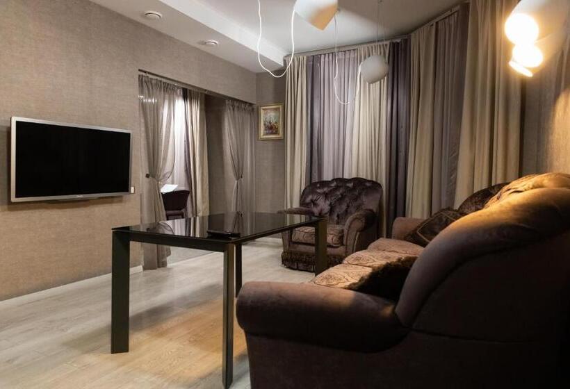 스탠다드 스튜디오, Mandarin Clubhouse