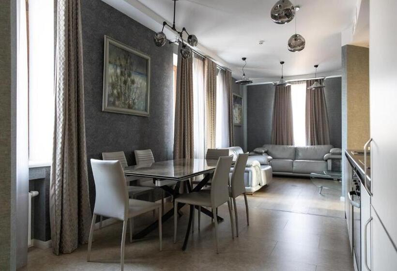 스위트, Mandarin Clubhouse