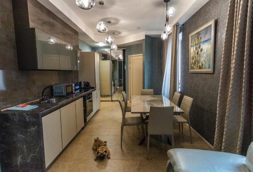 스탠다드 스튜디오, Mandarin Clubhouse
