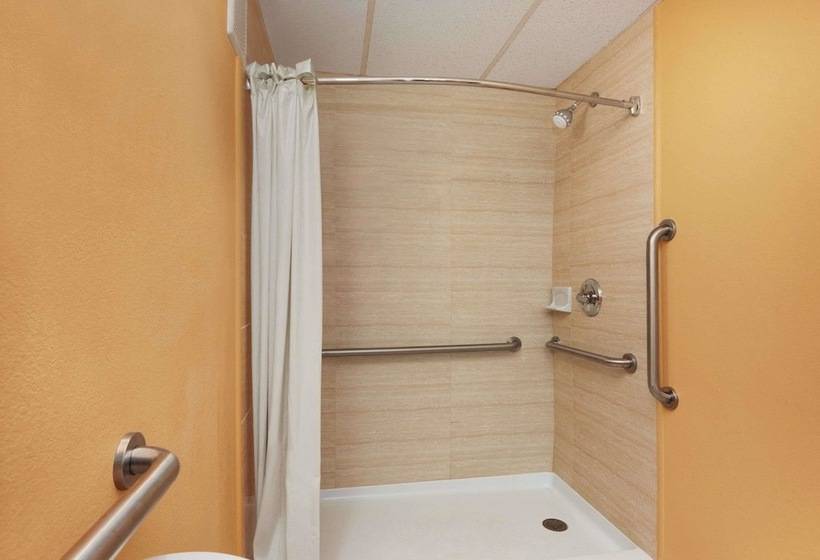 Номер Стандарт 2 Двуспальные Кровати, Days Inn By Wyndham Queensbury/lake George