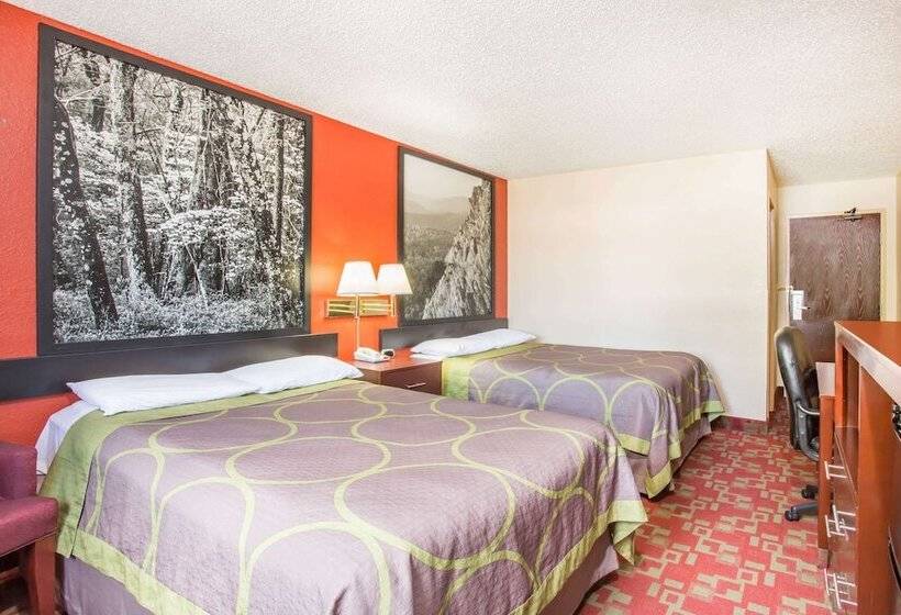 带2个双人床的标准工作室, Super 8 By Wyndham Harrisonburg