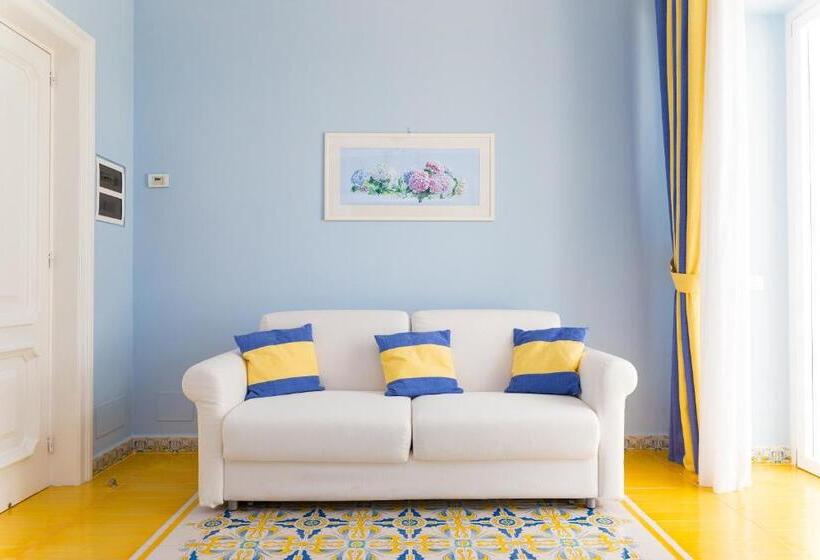 سوئیت جونیور با چشم‌انداز باغ, Villa Eliana