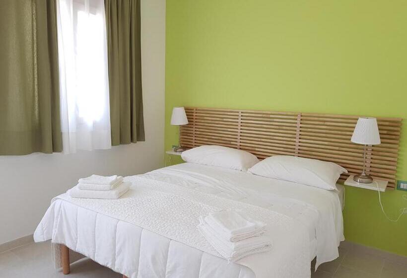 اتاق استاندارد با چشم‌انداز استخر, Resort Villa Isola B&b